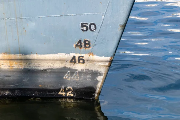 Old ship draft on hull, scale numbering. Distance between waterline and bottom keel. — Stock Photo, Image