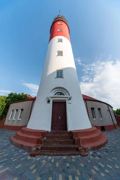 V Baltském majáku, červené bílé barvy, Spodní pohled. Západní ruský maják v Baltiysk City. Nádherné slunečné počasí. — Stock fotografie