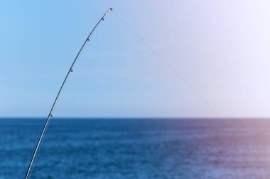 Mavi okyanus veya deniz arka plan karşı Olta, kopya alanı. En büyük vurgunu bekliyorum. Meditative dinlenmek spor.