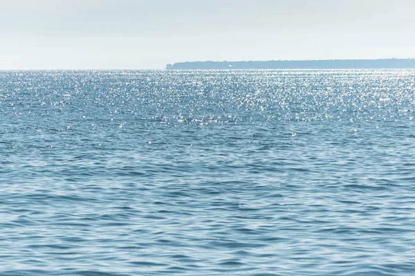 Un paisaje marino soleado. Parte de la península en la distancia. Calma y buen tiempo. No hay viento — Foto de Stock