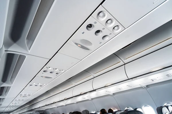 Panel de control de aire acondicionado del avión sobre asientos. Aire tapado en cabina de avión con personas. Nueva aerolínea de bajo coste . —  Fotos de Stock