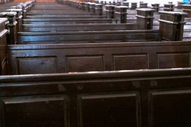 Katedral bankları. Hıristiyan Kilisesi'nde sıra sıralar. Ağır katı rahatsız ahşap koltuklar.