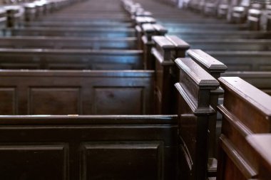 Katedral pews. Hıristiyan Kilisesi'nde sıra sıralar. Ağır katı rahatsız ahşap koltuklar.