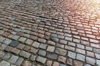 Fayans dokusu. Şehir merkezinde eski Alman parke taşı deseni. Küçük granit kaldırım taşları. Antika gri kaldırımlar.