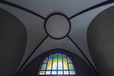 Eski katedral veya kilisede vitray pencere. Güzel renkli cam pencere. Gün aydınlatma