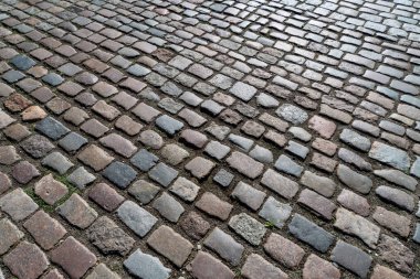 Fayans dokusu. Şehir merkezinde eski Alman parke taşı deseni. Küçük granit kaldırım taşları. Antika gri kaldırımlar.