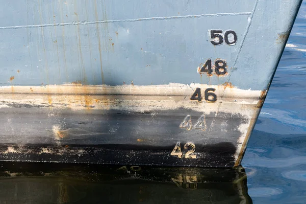 Velho rascunho no casco, numeração à escala. Distância entre a linha de água e a quilha inferior . — Fotografia de Stock