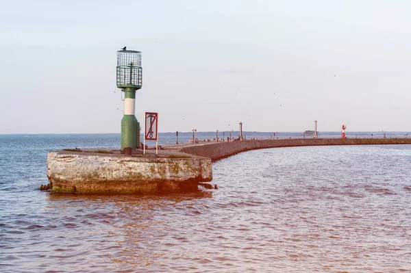 Modern deniz feneri şamandıraları ile liman yakınında İskele. Güzel deniz manzarası, fotokopi alanı. Tersanedeki gemileri dalgalardan korumak için dalgakıran