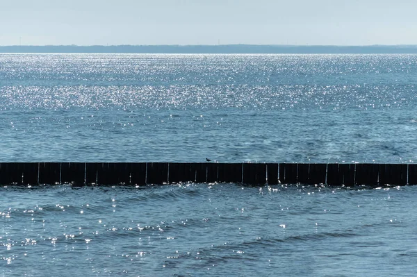 Breakwater en la playa. Separador de madera. Hermoso paisaje marino. Proteger a los turistas de los efectos de la deriva tanto meteorológica como costera . —  Fotos de Stock