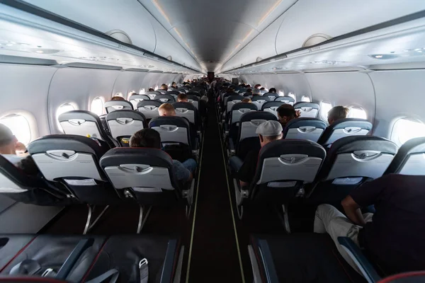 Asientos de cabina de avión con pasajeros. Clase económica de las nuevas compañías aéreas de bajo coste más baratas sin demora o cancelación de vuelo. Viaje a otro país . —  Fotos de Stock