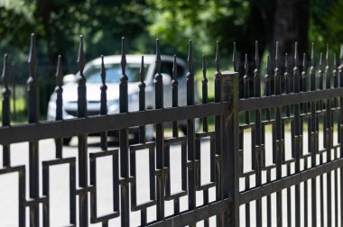 Özel arabalar için güvenli park yeri, araba hırsızlığına karşı. Sınırlı erişimile ücretli korumalı otopark.