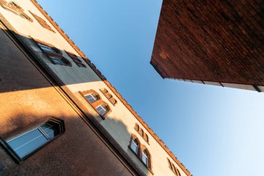 Eski kışla binası ve kazan dairesi borusu, perspektif alt görünümü. Son Dünya Savaşı tarihi bina