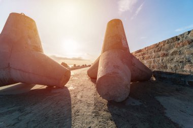 Rıhtımdaki kırılma suları. Fırtına deniz dalgaları, hava ve longshore sürüklenme etkileri kıyı yapıları korumak için beton tetrapodes ile güzel günbatımı deniz manzarası
