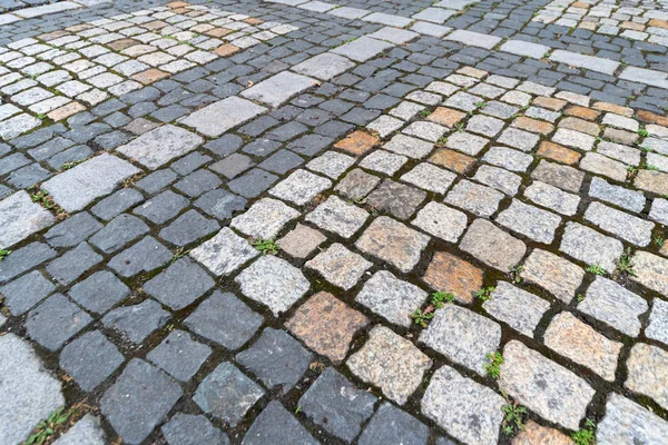 Fliesen Textur. Muster des alten deutschen Kopfsteinpflasters in der Innenstadt. kleine Granitpflastersteine. antikes graues Pflaster. — Stockfoto