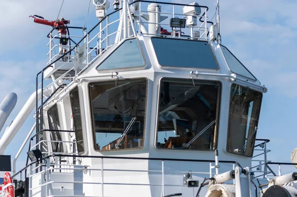 Ponte naval para navegação e controle. Navio de carga à espera de um — Fotografia de Stock