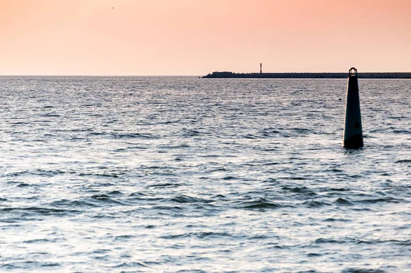 Puesta de sol del Báltico. Increíbles colores de paisaje marino. Sueños de viaje y libertad. Cielo al atardecer y tiempo reclamo . —  Fotos de Stock
