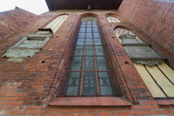 Éléments architecturaux, voûtes et fenêtres de la cathédrale gothique. Murs en briques rouges. Kaliningrad, Russie. Emmanuel Kant île . — Photo