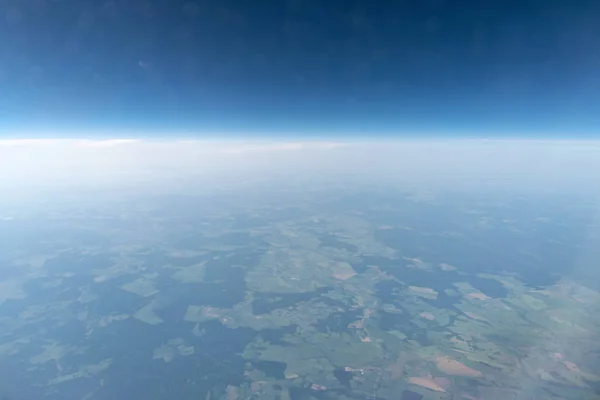 Vista da janela do avião para céu nublado e terra. Bela paisagem da cabine de aviões. Voar sem medo de voar, incidentes e turbulência . — Fotografia de Stock