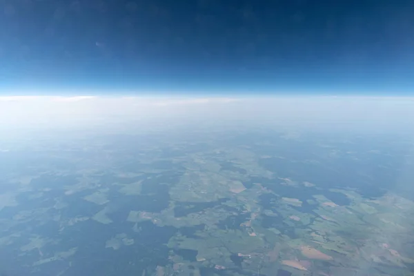 Vista de la ventana del avión al cielo nublado y la tierra. Hermoso paisaje de cabina de avión. Volar sin miedo a volar, incidentes y turbulencias . — Foto de Stock