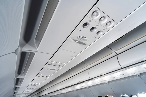 飞机空调控制面板在座椅上。飞机机舱里空气闷热，人。新的低成本航空公司. — 图库照片