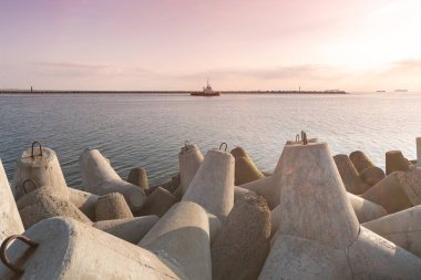 Römorkör denize yelken limana gemi çekme. Tetrapod kırılma suları