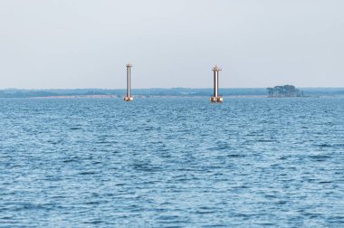 Kuleleri ve şamandıraları ile İskele. Güzel deniz manzarası, fotokopi alanı. Tersanedeki gemileri dalgalardan korumak için dalgakıran