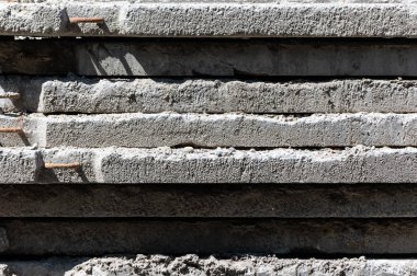 Yeni modern iş merkezi inşa etmek için beton levhalar. Şantiyede beton plaka deseni.