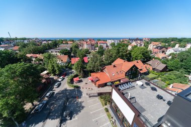 Deniz kıyısında yeni tatil kasabası, havadan görünüm. Çatıdan güzel güneşli şehir manzarası. Tatil köyü inşaatı.