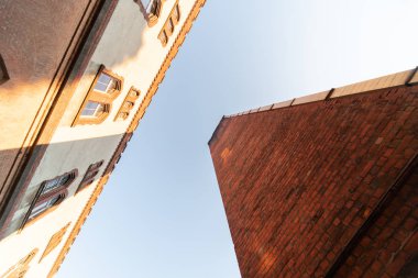 Eski kışla binası ve kazan dairesi borusu, perspektif alt görünümü. Son Dünya Savaşı tarihi bina