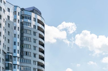 Modern yüksek katlı bina, fotokopi alanı. Konut için daire ve daire ile lüks çok katlı gökdelen.