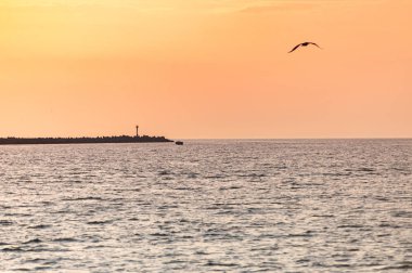 İskelede deniz gün batımı. Güzel deniz manzarası. Seyahat ve özgürlük hayalleri. Denizde şamandıralar. Günbatımı gökyüzü ve iddia hava.