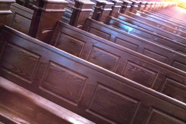 Katedral bankları. Hıristiyan Kilisesi'nde sıra sıralar. Ağır katı rahatsız ahşap koltuklar.