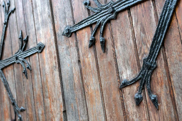 Geschmiedetes Türmuster, dekorativ. alter Eingang, massive schwere Holztür von Kirche oder Kathedrale. — Stockfoto