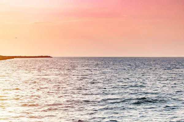 Tramonto sul Baltico. Colori incredibili del paesaggio marino. Sogni di viaggio e libertà. Cielo al tramonto e rivendicare il tempo . — Foto Stock