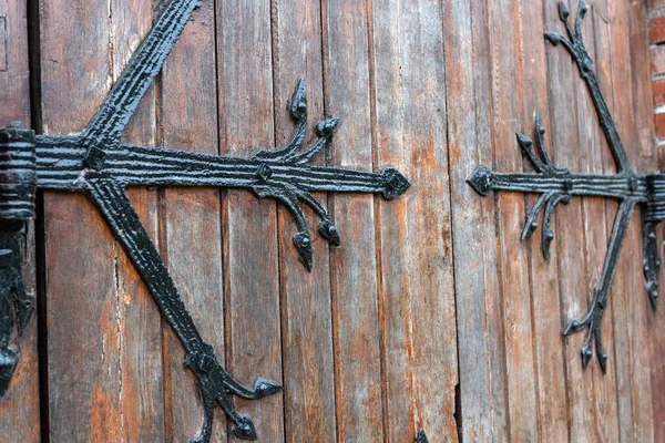 Patrón de puerta forjada, decorativa. Antigua entrada vintage, enorme puerta de madera pesada de la iglesia o la catedral . —  Fotos de Stock