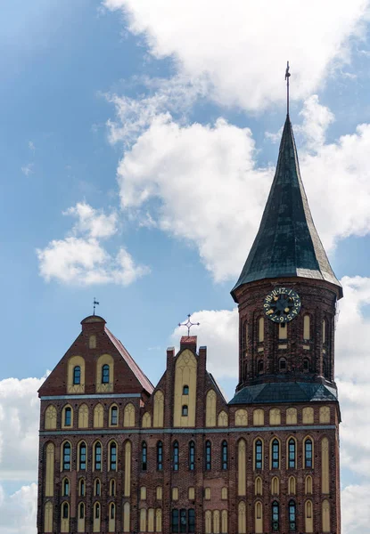 Klocktornet i Konigsbergs domkyrka. Tegelstens monument i gotisk stil i Kaliningrad, Ryssland. Immanuel Kant ö. — Stockfoto