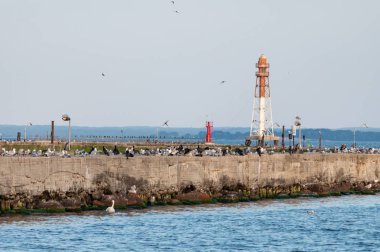 Kuleleri ve şamandıraları ile İskele. Güzel deniz manzarası, fotokopi alanı. Tersanedeki gemileri dalgalardan korumak için dalgakıran