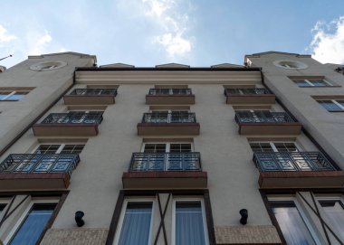 Doğu Prusya cephe mimari tarzı. Balık köyü, Kaliningrad, Rusya. Konigsberg'in tarihi, etnografik, ticaret ve zanaat kompleksi.