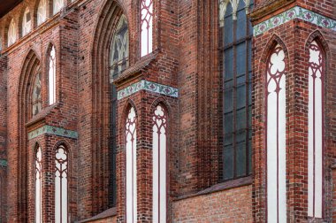 Mimari unsurlar, tonozlar ve gotik katedralin pencereleri. Kırmızı Tuğla duvarlar. Kaliningrad, Rusya. Immanuel Kant adası.