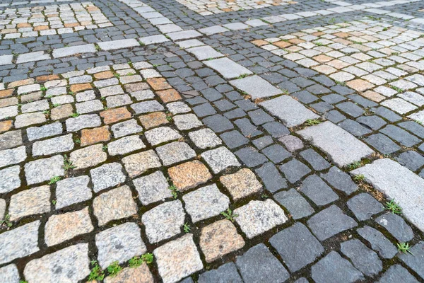 Tegels textuur. Patroon van oude Duitse kasseien in het centrum van de stad. Kleine graniet bestrating stenen. Antieke grijze trottoirs. — Stockfoto