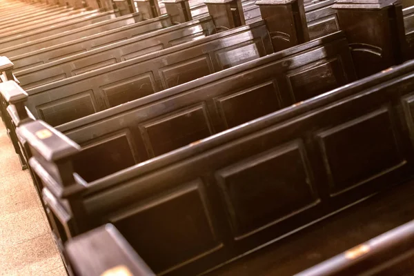 Kathedraal pews. Rijen bankjes in christelijke kerk. Zware massieve, oncomfortabele houten zetels. — Stockfoto