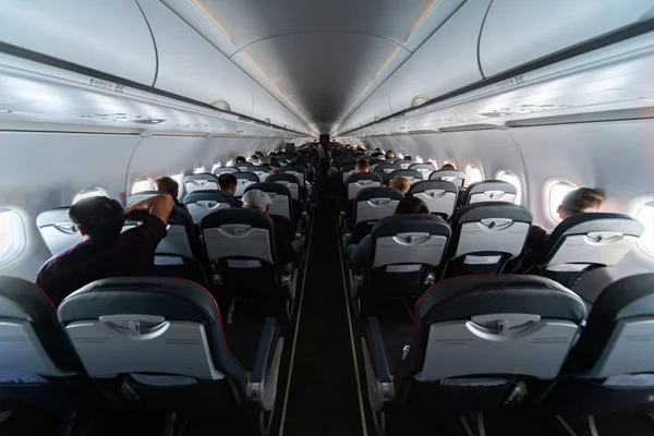 Asientos de cabina de avión con pasajeros. Clase económica de las nuevas compañías aéreas de bajo coste más baratas sin demora o cancelación de vuelo. Viaje a otro país . —  Fotos de Stock