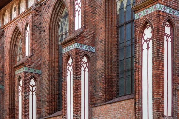 Arkitektoniska element, valv och fönster i gotisk katedral. Röda tegelväggar. Kaliningrad, Ryssland. Immanuel Kant ö. — Stockfoto