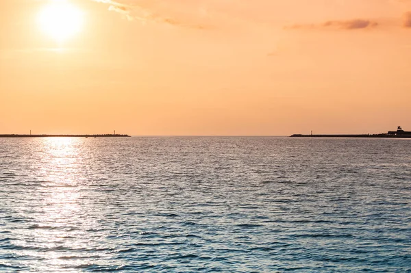 İskelede deniz gün batımı. Güzel deniz manzarası. Seyahat ve özgürlük hayalleri. Denizde şamandıralar. Günbatımı gökyüzü ve iddia hava.