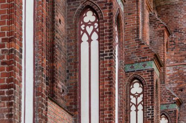 Mimari unsurlar, tonozlar ve gotik katedralin pencereleri. Kırmızı Tuğla duvarlar. Kaliningrad, Rusya. Immanuel Kant adası.