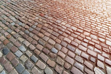 Fayans dokusu. Şehir merkezinde eski Alman parke taşı deseni. Küçük granit kaldırım taşları. Antika gri kaldırımlar.