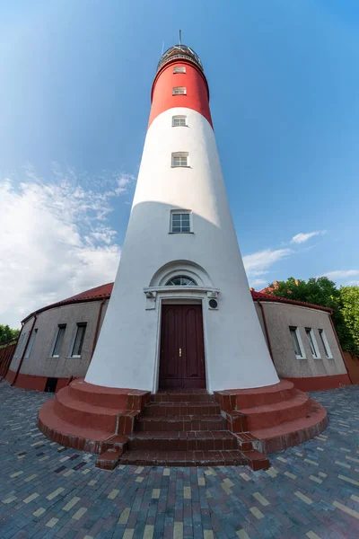 V Baltském majáku, červené bílé barvy, Spodní pohled. Západní ruský maják v Baltiysk City. Nádherné slunečné počasí. — Stock fotografie