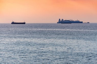 Kargo gemileri ve mavna güzel gün batımında. İnanılmaz akşam seasc