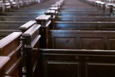 Katedral bankları. Hıristiyan Kilisesi'nde sıra sıralar. Ağır katı rahatsız ahşap koltuklar.