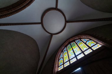 Eski katedral veya kilisede vitray pencere. Güzel renkli cam pencere. Gün aydınlatma